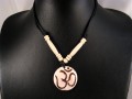CD32 Collier Tibétain Om
