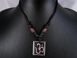 CD45 Collier Tibétain Om