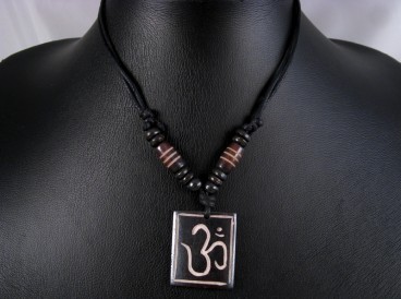 CD45 Collier Tibétain Om