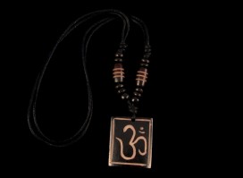 CD45 Collier Tibétain Om