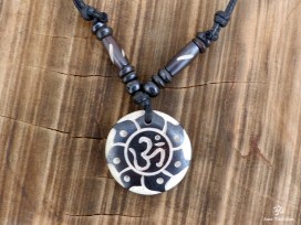CD158 Collier Tibétain Om