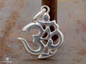PA20 Pendentif Argent Massif Om Sanskrit