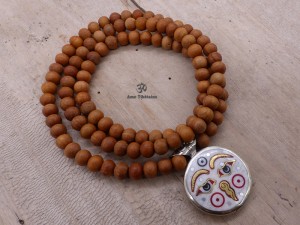 Mala160 Mala de Prières Bois de Santal Yeux de Bouddha