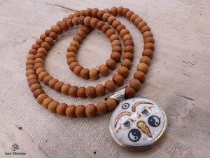 Mala164 Mala de Prières Bois de Santal Yeux de Bouddha Mantra