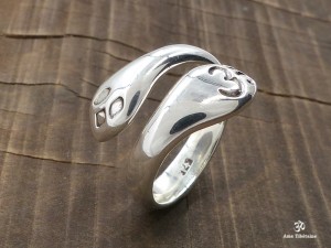 BA218 Bague Argent Massif Serpent Om