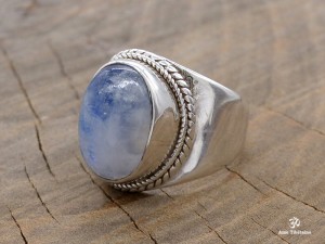 BA233 Bague Tibétaine Argent Massif Pierre de Lune. Taille 51
