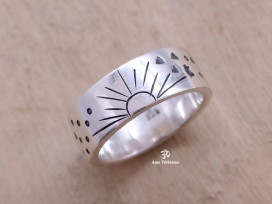 BA188. Bague Tibétaine en Argent Massif avec des Soleils