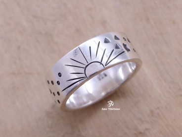 BA188. Bague Tibétaine en Argent Massif avec des Soleils