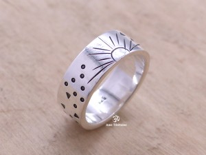 BA188. Bague Tibétaine en Argent Massif avec des Soleils