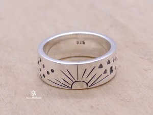BA188. Bague Tibétaine en Argent Massif avec des Soleils