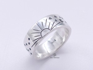 BA188. Bague Tibétaine en Argent Massif avec des Soleils