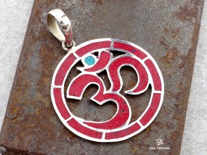 PA108 Pendentif Argent Massif Om Corail