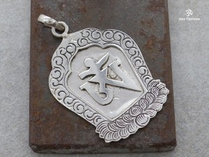 PA132 Pendentif Argent Massif Om