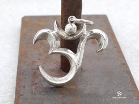 PA194 Pendentif Argent Massif Om Sanskrit