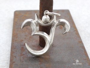 PA194 Pendentif Argent Massif Om Sanskrit
