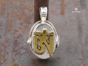 PA385 Pendentif Argent Massif Ghau Om