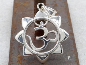 PA337 Pendentif Argent Massif Om