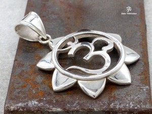 PA337 Pendentif Argent Massif Om