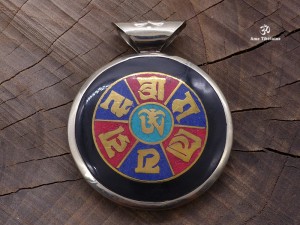 PD60 Pendentif Mantra Yeux de Bouddha Noeud Sans Fin