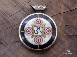 PD82 Pendentif Yeux de Bouddha Om Noeud Sans Fin