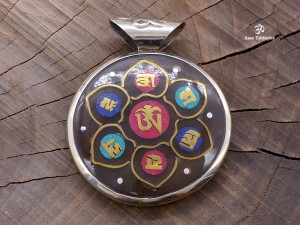 PD85 Pendentif Yeux de Bouddha Mantra Noeud Sans Fin