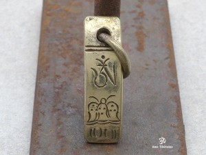 PD78 Pendentif Tibétain Om