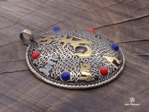 PD69 Pendentif Tibétain Om Mantra 