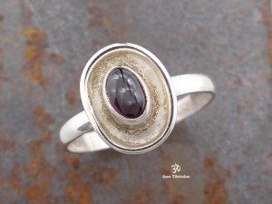 BA301 Bague Tibétaine Argent Massif Grenat. Taille 56