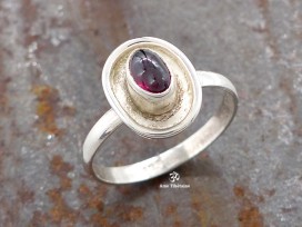 BA301 Bague Tibétaine Argent Massif Grenat. Taille 56