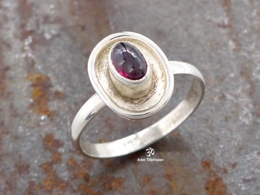 BA301 Bague Tibétaine Argent Massif Grenat. Taille 56