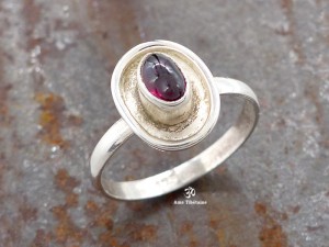 BA301 Bague Tibétaine Argent Massif Grenat. Taille 56