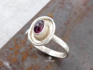 BA301 Bague Tibétaine Argent Massif Grenat. Taille 56