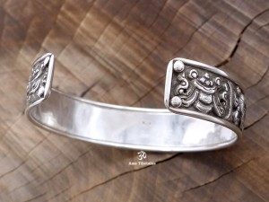 BRA31. Bracelet Tibétain Argent Massif Signes Auspicieux 