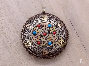 PD07 Pendentif Tibétain Om Mantra 