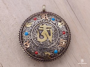 PD07 Pendentif Tibétain Om Mantra 