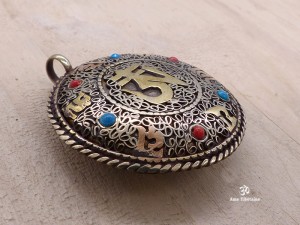 PD07 Pendentif Tibétain Om Mantra 