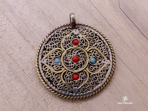 PD87 Pendentif Tibétain Om Mantra 