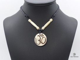 CD32 Collier Tibétain Om