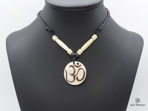 CD32 Collier Tibétain Om