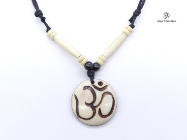 CD32 Collier Tibétain Om