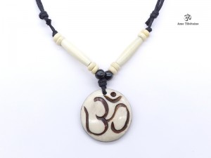 CD32 Collier Tibétain Om