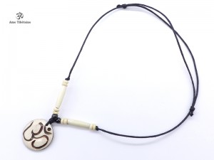 CD32 Collier Tibétain Om