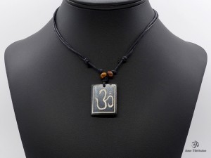 CD38 Collier Tibétain Om