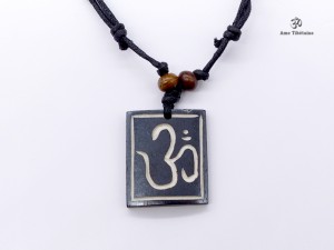 CD38 Collier Tibétain Om